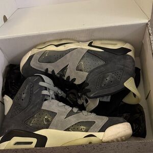 Jordan Women's Sneakers in Gray and Cream